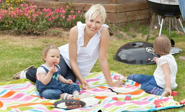 Mutter und Tochter beim gemeinsamen Picknick — Stockfoto