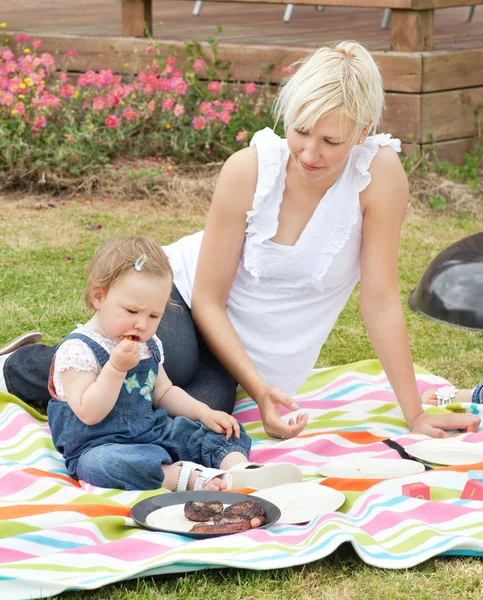 Şirin anne ve kızı birlikte piknik — Stockfoto