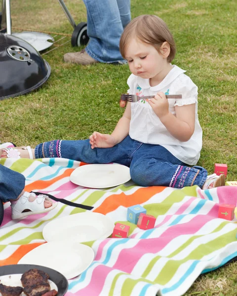Ragazzina che fa un picnic — Foto Stock