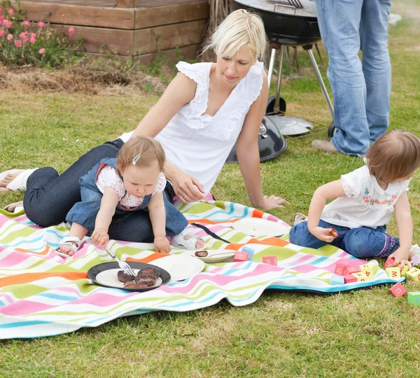 Madre e hijas haciendo un picnic juntas — Foto de Stock