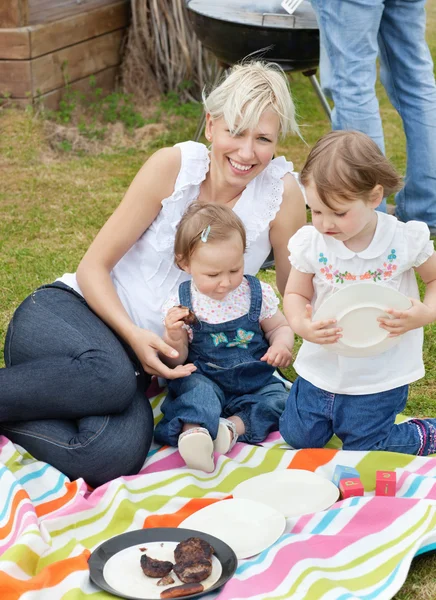 Familia haciendo un picnic juntos —  Fotos de Stock