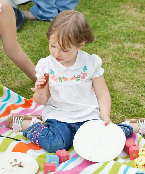 Retrato de una niña haciendo un picnic — Foto de Stock