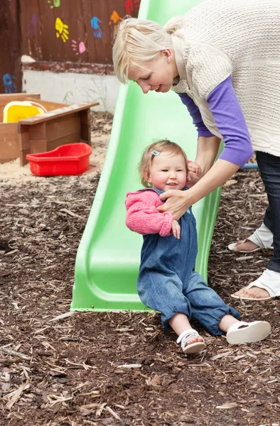 Holčička a její blonďatá matka se baví s padák — Stock fotografie