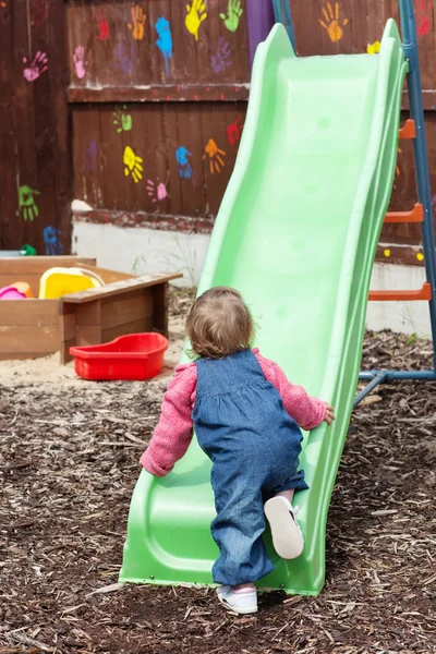 Malá holčička se baví s padák — Stock fotografie