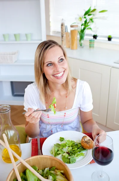 Позитивна молода жінка їсть салат — стокове фото