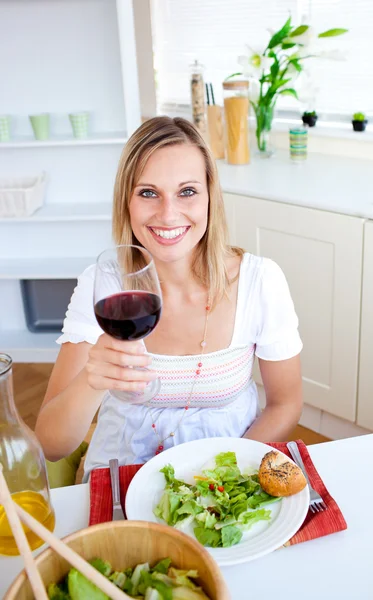 Attractive woman having an healthy dinner — Stock Photo, Image