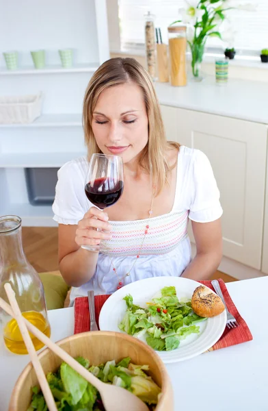 Knappe vrouw drinken van wijn — Stockfoto
