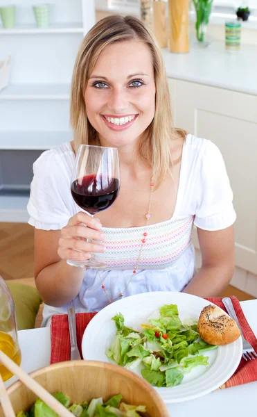 Bir kadeh şarap ile gülümseyen kadın — Stok fotoğraf