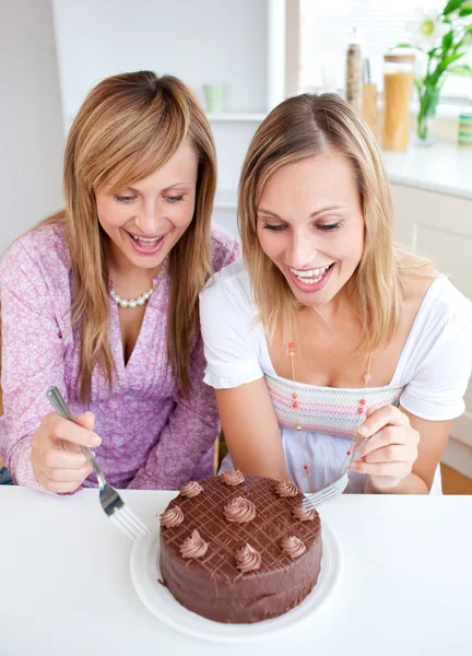 Des amis rayonnants avec un gâteau — Photo