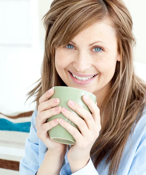 Positivo attraente donna d'affari in possesso di una tazza — Foto Stock