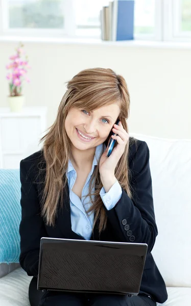 Mooie vertrouwen zakenvrouw met behulp van een mobiele telefoon — Stockfoto