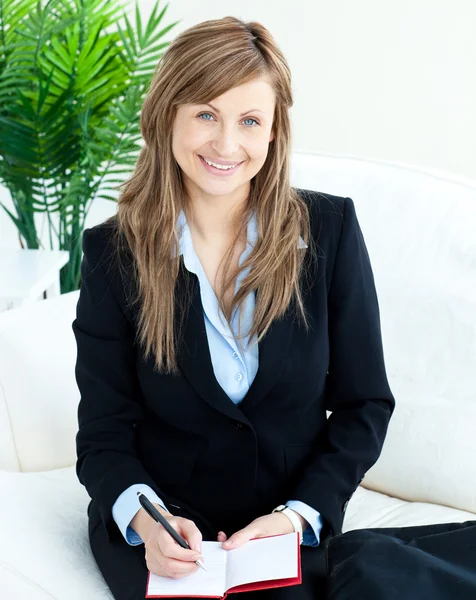 Retrato de uma empresária confiante tomando notas — Fotografia de Stock