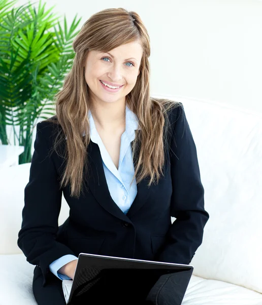 Hermosa mujer de negocios usando una computadora portátil — Foto de Stock