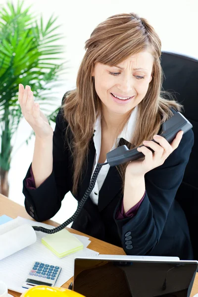 Assertief zakenvrouw op telefoon — Stockfoto