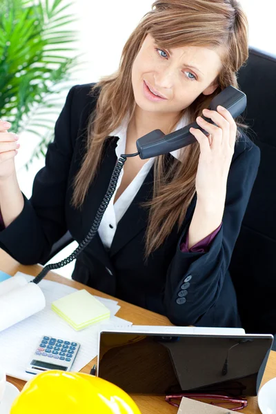 Портрет зайнятої бізнес-леді, що розмовляє по телефону — стокове фото