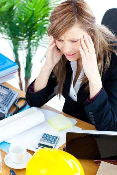Gestresste Geschäftsfrau mit Kopfschmerzen — Stockfoto