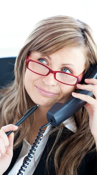 Nachdenkliche selbstbewusste Geschäftsfrau mit roter Brille — Stockfoto
