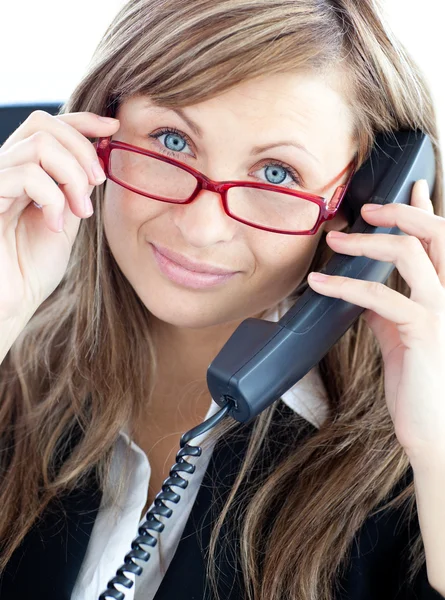 Γυναίκα του ελκυστικού επιχειρηματικού στο τηλέφωνο που φοράει κόκκινα γυαλιά — Φωτογραφία Αρχείου