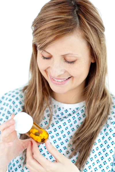 Enferma mujer joven sosteniendo píldoras —  Fotos de Stock