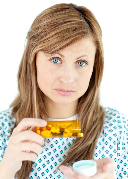 Femme malade prenant des pilules — Photo