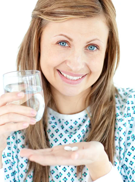 Chory młoda kobieta trzymając szklankę wody i tabletki — Zdjęcie stockowe