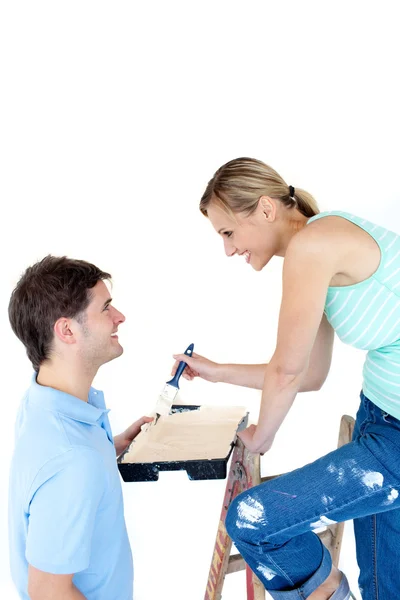 Lyckliga paret måla ett rum — Stockfoto