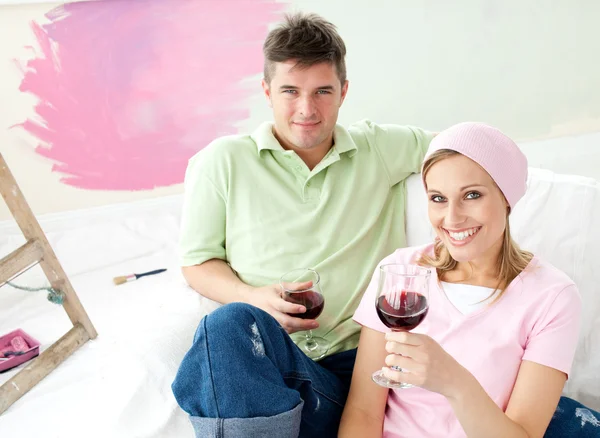 Radost pár s volného času spolu se sklenkou vína — Stock fotografie
