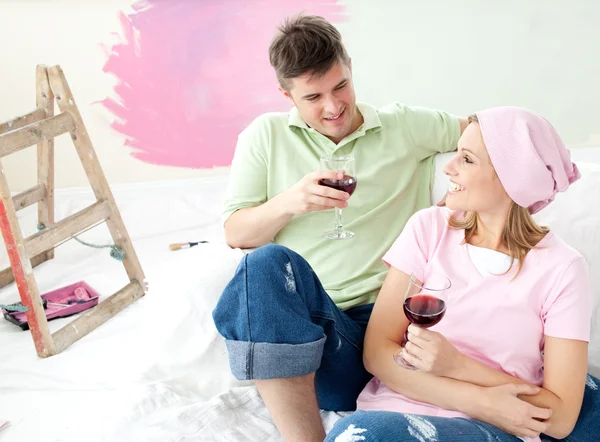 Casal alegre bebendo um vinho de vidro — Fotografia de Stock