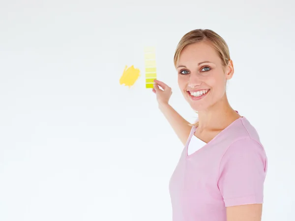 Smiling woman painting a room — Stock Photo, Image