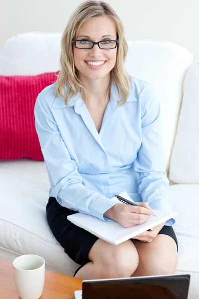 Attractive businesswoman smiling at the camera — Stock Photo, Image