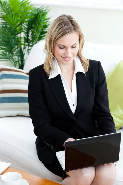 Mulher de negócios bonita trabalhando em um laptop — Fotografia de Stock
