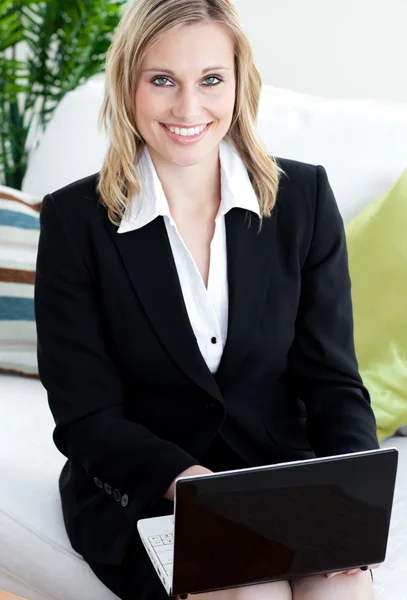 Confident businesswoman smiling at the camera — Stock Photo, Image