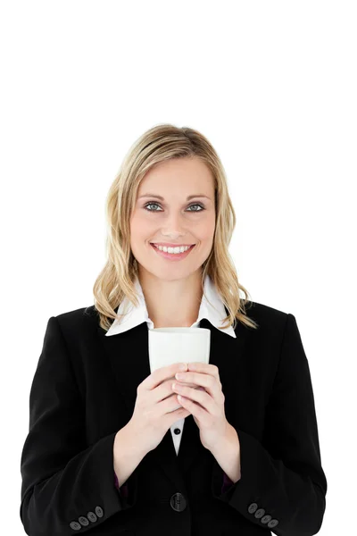 Atractiva mujer de negocios sosteniendo una taza de bebida — Foto de Stock