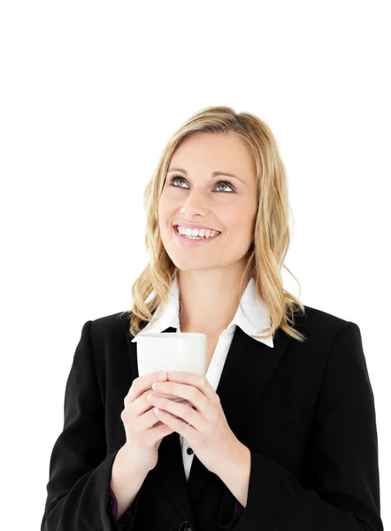 Uśmiechnięta kobieta trzymając kubek do picia — Zdjęcie stockowe