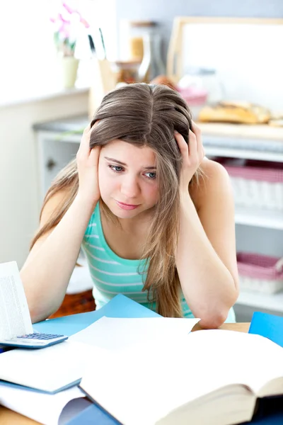 Mujer adolescente estresada estudiando en la cocina — Foto de Stock