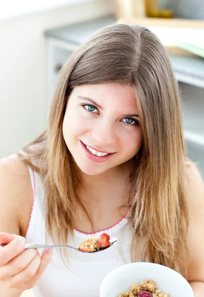 Donna attraente che fa colazione in cucina — Foto Stock