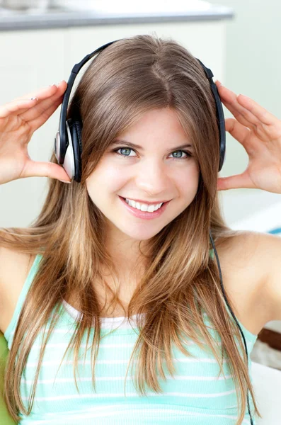 Mulher positiva ouvindo música com fones de ouvido — Fotografia de Stock