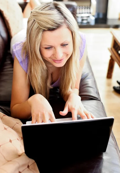 Attractive woman lies on sofa and working — Stock Photo, Image