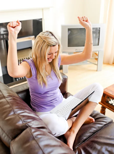 Bright woman sitting on sofa and working — Stock Photo, Image