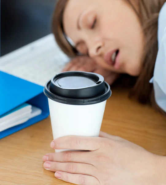 Smäktande kvinna som sover på tabell i office — Stockfoto