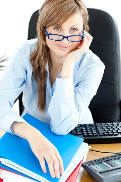 Περιποιημένο γυναίκα γιατρό με γυαλιά που κάθεται στο γραφείο — Φωτογραφία Αρχείου