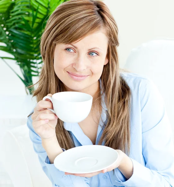 Donna attraente seduta e che beve da una tazza — Foto Stock