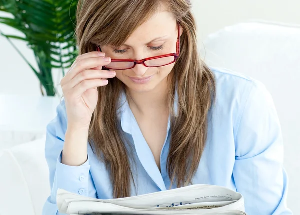 Entuzjazm kobieta z okulary czytanie gazety — Zdjęcie stockowe