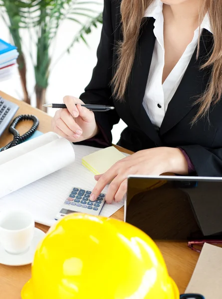Femme d'affaires occupée travaillant dans son bureau avec une calculatrice — Photo