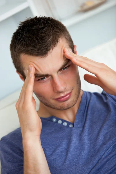 Депресивний чоловік має головний біль — стокове фото