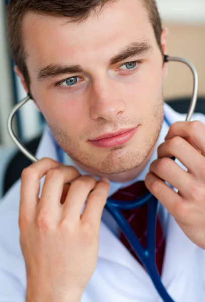 Porträtt av en bestämd manliga läkare som innehar ett stetoskop — Stockfoto