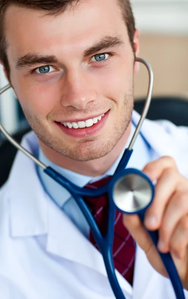 Medico radiante che tiene uno stetoscopio — Foto Stock