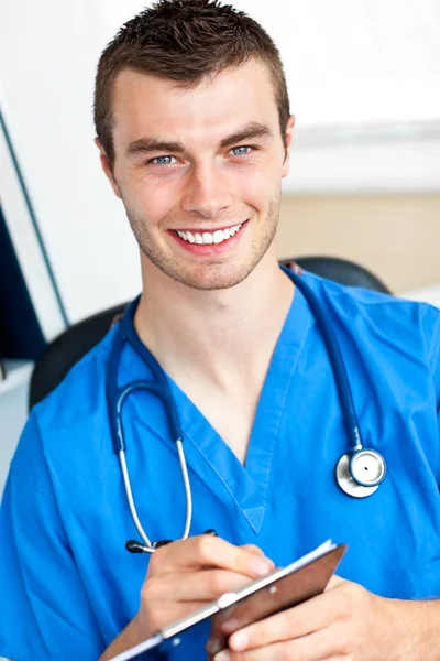 Médico autoconfiante segurando uma prancheta e carregando um estetosco — Fotografia de Stock