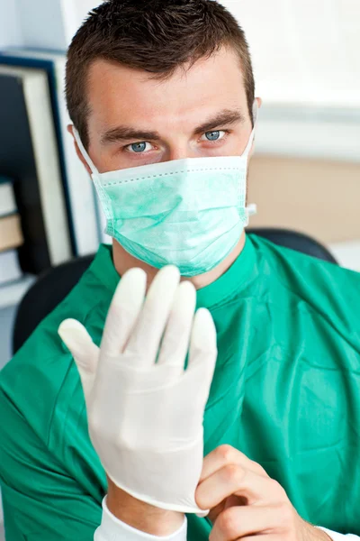 Серьезный хирург в маске — стоковое фото