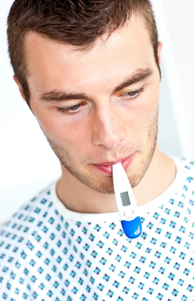 Homem doente com um termómetro — Fotografia de Stock